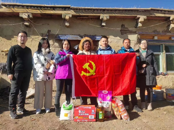 慰問當(dāng)?shù)厝罕?，了解民眾訴求.png